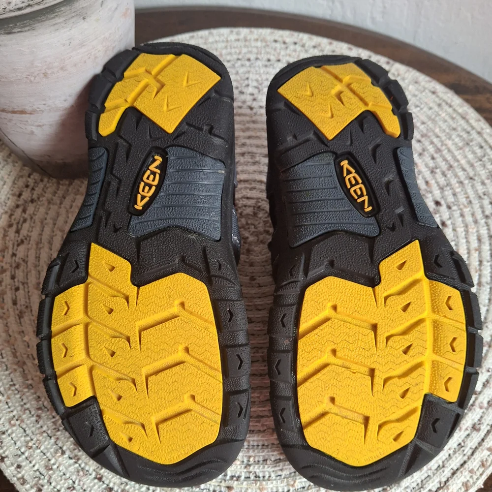 Kids Keen Black and Gray Sandals Size 2.